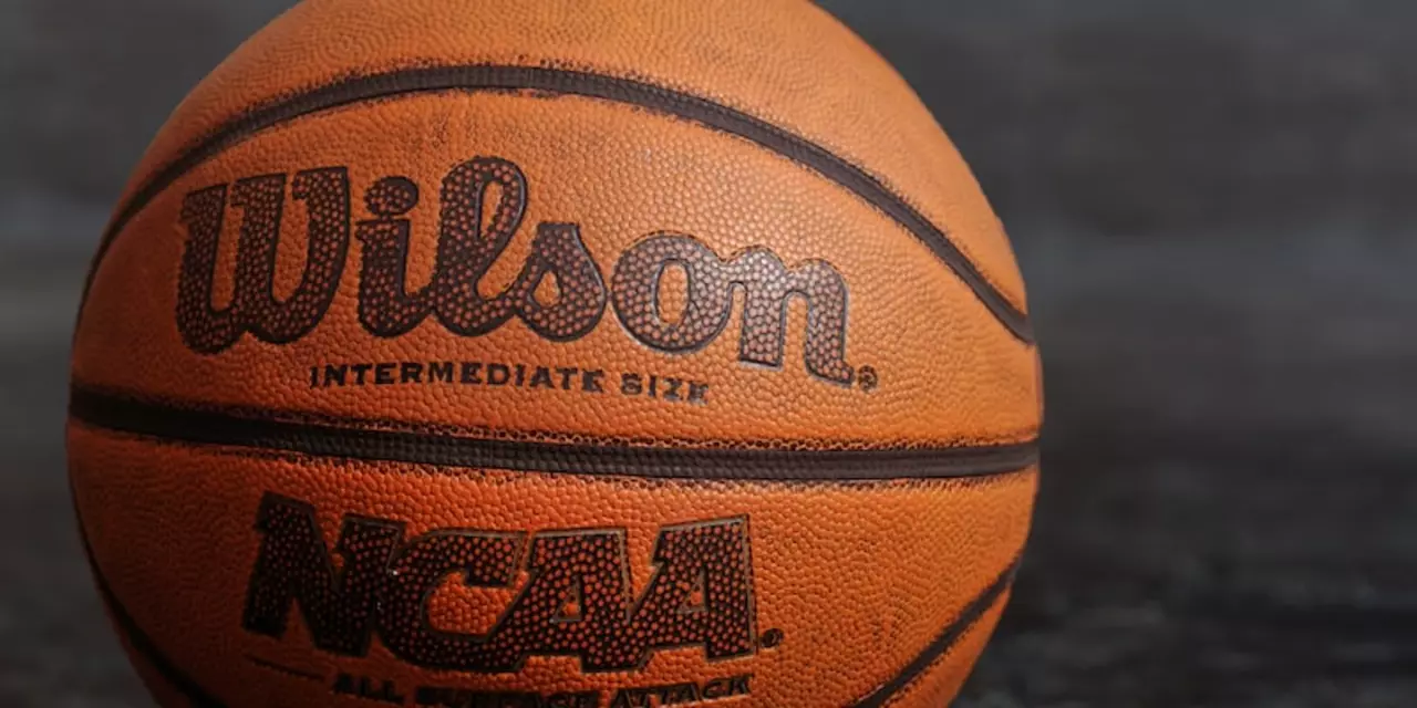 Gli arbitri di basket NCAA sono esclusivi per le conferenze?